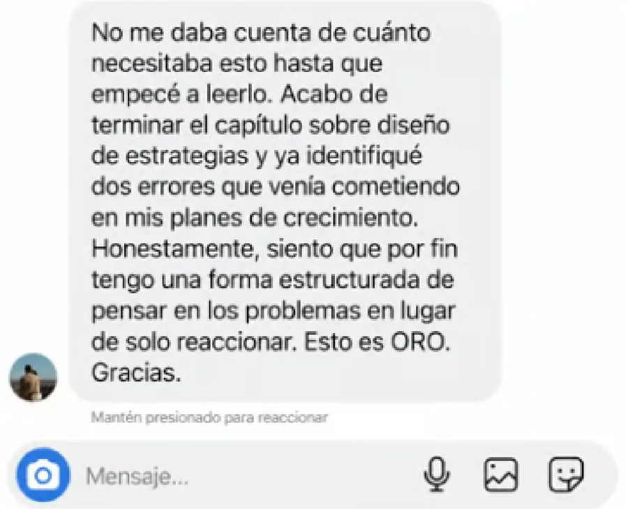 Captura real de mensaje de una alumna describiendo cómo el material le dio una forma estructurada de pensar los problemas